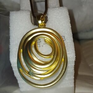 Elegant Gold Swirl Pendant Necklace